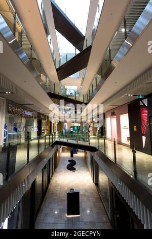 Melbourne, Australien, 12. August 2020. Das Melbourne Emporium ist während der COVID-19 in Melbourne, Australien, zu einer Geisterstadt geworden. Victoria verzeichnete 21 weitere COVID-bedingte Todesfälle und 410 neue Fälle, was seinen tödlichsten Tag seit Beginn der Pandemie markiert. Kredit: Dave Hewison/Speed Media/Alamy Live Nachrichten Stockfoto