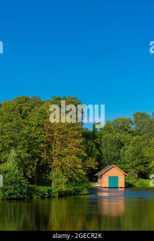 Bootshaus am Emmasee im Bürgerpark Hansestadt Bremen oder Main City Park Hansestadt Bremen, Bundesland Bremen, Norddeutschland Stockfoto