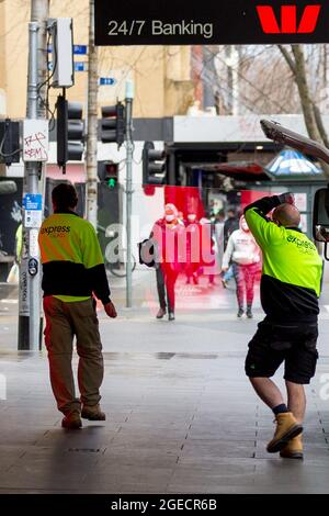 Melbourne, Australien, 14. August 2020. Zwei Männer tragen eine Glasscheibe im CBD während der COVID-19 in Melbourne, Australien. Victoria verzeichnete 14 COVID-bedingte Todesfälle, darunter ein 20-jähriges Kind, das als jüngster in Australien an dem Coronavirus starb, und weitere 372 neue Fälle über Nacht. (Foto von Dave Hewison/Speed Media) Quelle: Dave Hewison/Speed Media/Alamy Live News Stockfoto