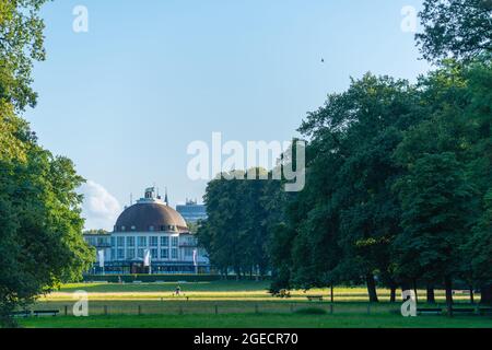 Parkhotel im Bürgerpark Hansestadt Bremen aus dem 19. Jahrhundert oder Hauptstadtpark Hansestadt Bremen, Bundesland Bremen, Norddeutschland Stockfoto