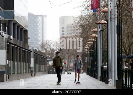 Melbourne, Australien, 18. August 2020. Skater nutzen die leeren Straßen im CBD während der COVID-19 in Melbourne, Australien. Die Hotelquarantäne war mit 99 % der COVID-19-Fälle in Victoria in Verbindung gebracht worden, teilte die Untersuchung mit. Dies geschieht inmitten weiterer 222 neuer Fälle, die zusammen mit 17 Todesfällen entdeckt werden. Melbourne unterliegt weiterhin den Beschränkungen der Stufe 4 mit Spekulationen, dass es verlängert wird. (Foto von Dave Hewison/Speed Media) Quelle: Dave Hewison/Speed Media/Alamy Live News Stockfoto