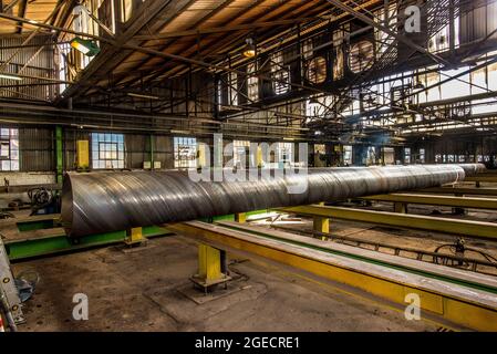 Rohrproduktionsanlage. Große Durchmesser Metallrohre Fabrik Stockfoto