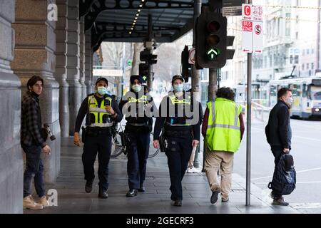 Melbourne, Australien, 18. August 2020. Während der COVID-19 in Melbourne, Australien, wird die Polizei beim Patrouillen der Flinders Street Station beobachtet. Die Hotelquarantäne war mit 99 % der COVID-19-Fälle in Victoria in Verbindung gebracht worden, teilte die Untersuchung mit. Dies geschieht inmitten weiterer 222 neuer Fälle, die zusammen mit 17 Todesfällen entdeckt werden. Melbourne unterliegt weiterhin den Beschränkungen der Stufe 4 mit Spekulationen, dass es verlängert wird. (Foto von Dave Hewison/Speed Media) Quelle: Dave Hewison/Speed Media/Alamy Live News Stockfoto