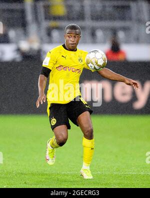 Dortmund, Deutschland. August 2021. Youssoufa MOUKOKO (DO) Action, Fußball-Supercup-Finale, Borussia Dortmund (DO) - FC Bayern München (M) 1: 3, am 08/17/2021 in Dortmund. Die DFL-Bestimmungen von #verbieten die Verwendung von Fotos als Bildsequenzen und/oder quasi-Video # Â Credit: dpa/Alamy Live News Stockfoto