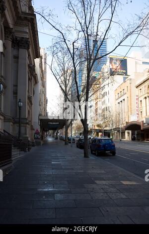 Melbourne, Australien, 18. August 2020. Eine unheimliche Ansicht einer leeren Collins Street während der COVID-19 in Melbourne, Australien. Die Hotelquarantäne war mit 99 % der COVID-19-Fälle in Victoria in Verbindung gebracht worden, teilte die Untersuchung mit. Dies geschieht inmitten weiterer 222 neuer Fälle, die zusammen mit 17 Todesfällen entdeckt werden. Melbourne unterliegt weiterhin den Beschränkungen der Stufe 4 mit Spekulationen, dass es verlängert wird. (Foto von Dave Hewison/Speed Media) Quelle: Dave Hewison/Speed Media/Alamy Live News Stockfoto