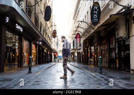 Melbourne, Australien, 18. August 2020. Während der COVID-19 in Melbourne, Australien, überquert ein Mann eine leere Gasse im CBD. Die Hotelquarantäne war mit 99 % der COVID-19-Fälle in Victoria in Verbindung gebracht worden, teilte die Untersuchung mit. Dies geschieht inmitten weiterer 222 neuer Fälle, die zusammen mit 17 Todesfällen entdeckt werden. Melbourne unterliegt weiterhin den Beschränkungen der Stufe 4 mit Spekulationen, dass es verlängert wird. (Foto von Dave Hewison/Speed Media) Quelle: Dave Hewison/Speed Media/Alamy Live News Stockfoto