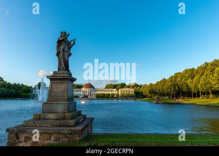 Das Parkhotel im Bürgerpark Hansestadt Bremen aus dem 19. Jahrhundert oder der Hauptstadtpark Hansestadt Bremen, Bundesland Bremen, Norddeutschland Stockfoto