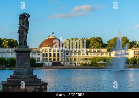 Das Parkhotel im Bürgerpark Hansestadt Bremen aus dem 19. Jahrhundert oder der Hauptstadtpark Hansestadt Bremen, Bundesland Bremen, Norddeutschland Stockfoto