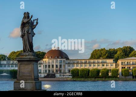 Das Parkhotel im Bürgerpark Hansestadt Bremen aus dem 19. Jahrhundert oder der Hauptstadtpark Hansestadt Bremen, Bundesland Bremen, Norddeutschland Stockfoto