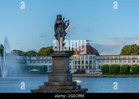 Das Parkhotel im Bürgerpark Hansestadt Bremen aus dem 19. Jahrhundert oder der Hauptstadtpark Hansestadt Bremen, Bundesland Bremen, Norddeutschland Stockfoto