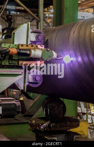 Rohrproduktionsanlage. Großer Durchmesser Metallrohre Fabrik Schweißen das gewalzte Metall Stockfoto