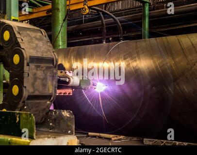 Rohrproduktionsanlage. Großer Durchmesser Metallrohre Fabrik Schweißen das gewalzte Metall Stockfoto