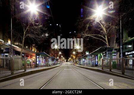 Melbourne, Australien, 26. August 2020. Melbourne unter Ausgangssperre, eine Stadt ohne Leben. Blick auf eine Straßenbahnhaltestelle auf der Collins Street. Kredit: Dave Hewison/Speed Media/Alamy Live Nachrichten Stockfoto