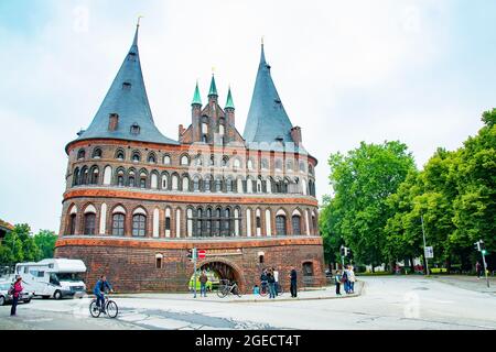 Das Holstentor ist ein Stadttor, das die westliche Grenze der Altstadt der Hansestadt Lübeck markiert. Aufgenommen in Lübeck, Deutschland am 1. Juli Stockfoto