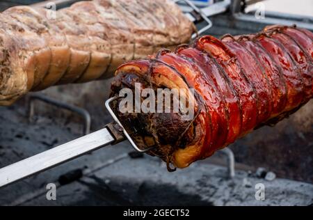 Nahaufnahme der traditionellen italienischen Porchetta auf dem Grill Stockfoto