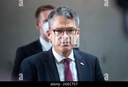 Berlin, Deutschland. August 2021. Roderich Kiesewetter (CDU), Vorsitzender der Parlamentarischen Kontrollgruppe (PKGr), kommentiert nach der Sondersitzung der Parlamentarischen Kontrollgruppe Afghanistan im Deutschen Bundestag. Der Ausschuss will klären, warum deutsche und ausländische Nachrichtendienste das Ausmaß und die Geschwindigkeit des raschen Vorwärtsschreits der Taliban unterschätzt haben. Die PKGr ist für die Kontrolle der Geheimdienste der Bundesregierung zuständig. Quelle: Bernd von Jutrczenka/dpa/Alamy Live News Stockfoto