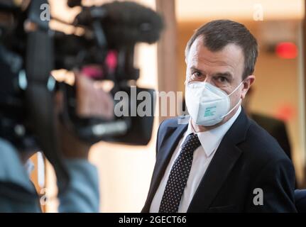 Berlin, Deutschland. August 2021. Johannes Geismann, Staatssekretär und Geheimdienstkoordinator im Bundeskanzleramt, kommt aus der Sondersitzung des Parlamentarischen Kontrollgremiums Afghanistan im Deutschen Bundestag. Das Parlamentarische Kontrollgremium (PKGr) will klären, warum deutsche und ausländische Geheimdienste das Ausmaß und die Geschwindigkeit des schnellen siegesmarsches der Taliban lange unterschätzt haben. Die PKGr ist für die Kontrolle der Nachrichtendienste der Bundesregierung zuständig. Quelle: Bernd von Jutrczenka/dpa/Alamy Live News Stockfoto