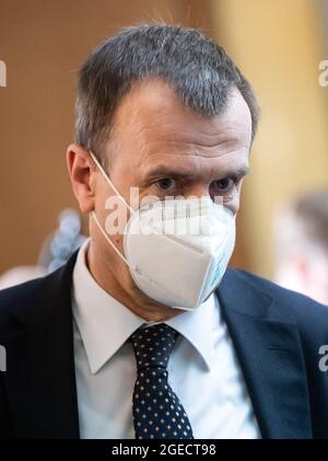 Berlin, Deutschland. August 2021. Johannes Geismann, Staatssekretär und Geheimdienstkoordinator im Bundeskanzleramt, kommt aus der Sondersitzung des Parlamentarischen Kontrollgremiums Afghanistan im Deutschen Bundestag. Das Parlamentarische Kontrollgremium (PKGr) will klären, warum deutsche und ausländische Geheimdienste das Ausmaß und die Geschwindigkeit des schnellen siegesmarsches der Taliban lange unterschätzt haben. Die PKGr ist für die Kontrolle der Nachrichtendienste der Bundesregierung zuständig. Quelle: Bernd von Jutrczenka/dpa/Alamy Live News Stockfoto