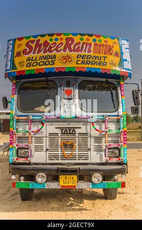 Vor einer traditionellen indischen Lkw im ländlichen Rajasthan, Indien Stockfoto