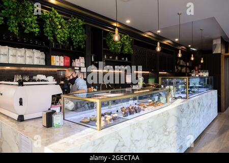 Melbourne, Australien, 29. August 2020. Graze Cafe in South Yarra, wie so viele andere, hat einen fast vollständigen Verlust des Geschäfts gesehen, seit Coronavirus Beschränkungen auferlegt wurden. Der Frühling ist da, als die Melbournianer die "Krise" erklären, während sie sich in großer Zahl aus ihren Häusern wagen, um die Sonne zu genießen, obwohl Premier Daniel Andrews sie anflehte, während der COVID-19 in Melbourne, Australien, drinnen zu bleiben. Premier Daniel Andrews soll einen Deal mit den Querdenklern getroffen haben, der seine umstrittenen Pläne zur Verlängerung des Ausnahmezustands um weitere 12 Monate erlaubt. Dieses kommt als neues COVID-19 Stockfoto