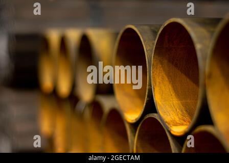 Reihen von rostigen Stahlrohren. In einer Stahlgießerei in Großbritannien. Stockfoto