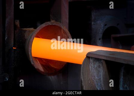 Arbeiten mit geschmolzenem Metall in einer Stahlgießerei in Großbritannien. Stockfoto