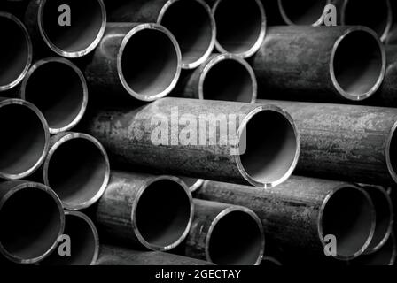 Reihen von Stahlrohren. In einer Stahlgießerei in Großbritannien. Stockfoto