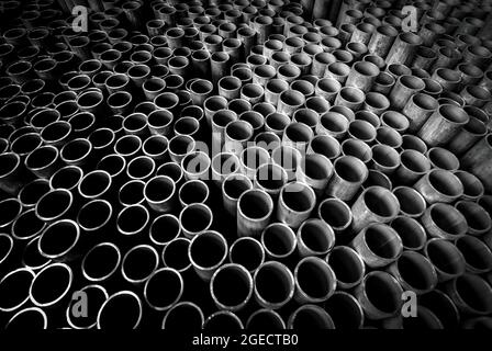 Reihen von Stahlrohren. In einer Stahlgießerei in Großbritannien. Stockfoto