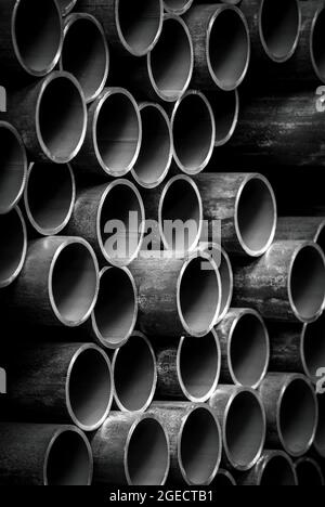Reihen von Stahlrohren. In einer Stahlgießerei in Großbritannien. Stockfoto