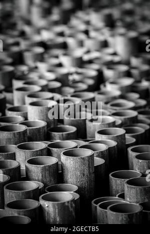 Reihen von Stahlrohren. In einer Stahlgießerei in Großbritannien. Stockfoto