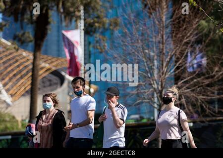 Melbourne, Australien, 29. August 2020. Eine Gruppe von Menschen wird mit Masken gesehen, aber nicht physisch distanziert. Der Frühling ist da, als die Melbournianer die "Krise" erklären, während sie sich in großer Zahl aus ihren Häusern wagen, um die Sonne zu genießen, obwohl Premier Daniel Andrews sie anflehte, während der COVID-19 in Melbourne, Australien, drinnen zu bleiben. Premier Daniel Andrews soll einen Deal mit den Querdenklern getroffen haben, der seine umstrittenen Pläne zur Verlängerung des Ausnahmezustands um weitere 12 Monate erlaubt. Dies kommt, als neue COVID-19 Infektionen sank unter 100 zum ersten Mal seit dem secon Stockfoto