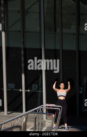 Melbourne, Australien, 29. August 2020. Eine Frau übt vor dem Melbourne Convention and Exhibition Centre. Der Frühling ist da, als die Melbournianer die "Krise" erklären, während sie sich in großer Zahl aus ihren Häusern wagen, um die Sonne zu genießen, obwohl Premier Daniel Andrews sie anflehte, während der COVID-19 in Melbourne, Australien, drinnen zu bleiben. Premier Daniel Andrews soll einen Deal mit den Querdenklern getroffen haben, der seine umstrittenen Pläne zur Verlängerung des Ausnahmezustands um weitere 12 Monate erlaubt. Dies kommt, wie neue COVID-19-Infektionen sank unter 100 zum ersten Mal seit dem Stockfoto