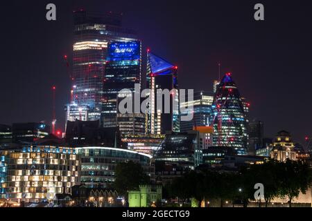 Nachtansicht des Finanzdistrikts in London, England Stockfoto