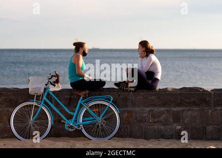 Melbourne, Australien, 8. September 2020. Zwei Freunde genießen sich gegenseitig am Strand während der COVID-19 in Melbourne, Australien. Die Melbourner genießen den Sonnenschein während der Staat Victoria tiefer in die Rezession stürzt und eine Depression wahrscheinlicher aussieht, schwankt das Vertrauen in die Regierung Andrews inmitten der Veröffentlichung ihres Road Map aus den weltweit drakonischsten und langlebigsten Einschränkungen. Die medizinische Gemeinschaft hat sich gegen Premier Daniel Andrews geschlagen und vorgeschlagen, dass sein Tunnelblick-Ansatz mehr Schaden anrichten würde als die Krankheit. Victoria verzeichnete weitere 41 Fälle von Coronavirus Stockfoto