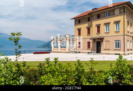 Blick auf den Palast von Verbania an der Küste des Lago Maggiore, ein Ort der Kultur und Symbol der Freiheit in Luino, Lombardei, Italien Stockfoto