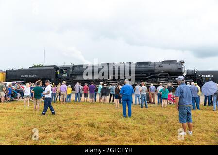 Am Mittwoch, den 18. August 2021, traf sich eine kleine Menschenmenge in Beaumont, Texas, um die Dampfmaschine Nr. 4014 von Union Pacific, Big Boy, zu sehen. Big Boy ist die weltweit größte Dampfmaschine, die 1941 gebaut wurde und eine Höhe von 1,2 m und eine Länge von 1,2 m hat. Es wurde vor kurzem restauriert und tourt derzeit durch die Vereinigten Staaten. (Foto von Jennifer Lake/SIPA USA) Stockfoto