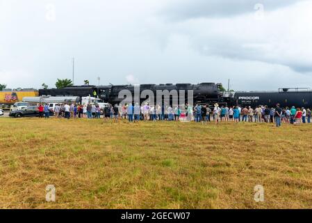 Am Mittwoch, den 18. August 2021, traf sich eine kleine Menschenmenge in Beaumont, Texas, um die Dampfmaschine Nr. 4014 von Union Pacific, Big Boy, zu sehen. Big Boy ist die weltweit größte Dampfmaschine, die 1941 gebaut wurde und eine Höhe von 1,2 m und eine Länge von 1,2 m hat. Es wurde vor kurzem restauriert und tourt derzeit durch die Vereinigten Staaten. (Foto von Jennifer Lake/SIPA USA) Stockfoto