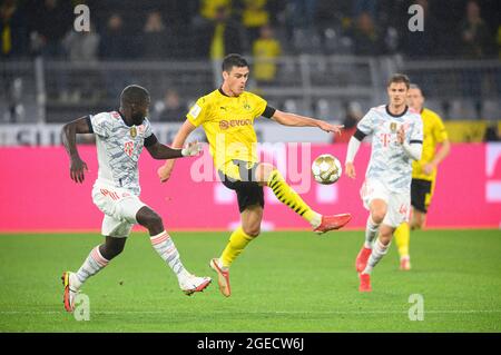 Giovanni REYNA (DO) im Duell gegen Dayot UPAMECANO l. (M), Action, Fußball-Supercup-Finale, Borussia Dortmund (DO) - FC Bayern München (M) 1: 3, am 08/17/2021 in Dortmund. #die DFL-Vorschriften verbieten die Verwendung von Fotos als Bildsequenzen und/oder quasi-Video # Â Stockfoto