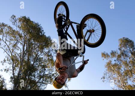 Shepparton, Australien, 16. September 2020. Ein BMX-Fahrer zeigt sein Können im Skatepark in Shepparton während der COVID-19 in Melbourne, Australien. Premier Daniel Andrews gab gestern bekannt, dass die Region Victoria zu Schritt 3 der Roadmap übergehen wird. Für Shepparton, im Zentrum von Victoria, scheint dies zu wenig, zu spät zu sein. Kredit: Dave Hewison/Speed Media/Alamy Live Nachrichten Stockfoto