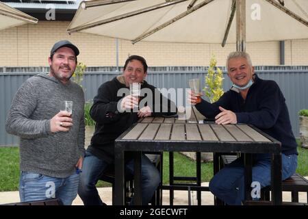 Ballarat, Australien, 17. September 2020. Besucher, die im Park Hotel in Ballarat ein kaltes Bier genießen, während das regionale Victoria die Beschränkungen für den dritten Schritt aufgibt und die Wiedereröffnung ermöglicht. Kredit: Dave Hewison/Speed Media/Alamy Live Nachrichten Stockfoto