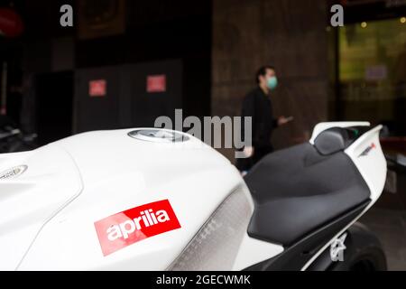 Melbourne, Australien, 21. September 2020. Ein Mann läuft an einem Aprilia Motorrad während der COVID-19 in Melbourne, Australien. Victoria verzeichnete über Nacht nur 11 neue Fälle und zwei Todesfälle, obwohl Premier Daniel Andrews sich weiterhin weigert, die Beschränkungen zu lockern. In der Zwischenzeit leiden die Melbourner unter Lockdown-Müdigkeit, Unternehmen schließen und die psychische Gesundheit leidet unter einem Aufschwung. Kredit: Dave Hewison/Speed Media/Alamy Live Nachrichten Stockfoto