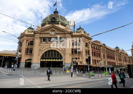 Melbourne, Australien, 21. September 2020. Ein Blick auf die Flinders Street Station während der COVID-19 in Melbourne, Australien. Victoria verzeichnete über Nacht nur 11 neue Fälle und zwei Todesfälle, obwohl Premier Daniel Andrews sich weiterhin weigert, die Beschränkungen zu lockern. In der Zwischenzeit leiden die Melbourner unter Lockdown-Müdigkeit, Unternehmen schließen und die psychische Gesundheit leidet unter einem Aufschwung. Kredit: Dave Hewison/Speed Media/Alamy Live Nachrichten Stockfoto