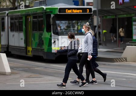 Melbourne, Australien, 21. September 2020. Einheimische werden während der COVID-19 in Melbourne, Australien, mit der Straßenbahn zu Fuß beobachtet. Victoria verzeichnete über Nacht nur 11 neue Fälle und zwei Todesfälle, obwohl Premier Daniel Andrews sich weiterhin weigert, die Beschränkungen zu lockern. In der Zwischenzeit leiden die Melbourner unter Lockdown-Müdigkeit, Unternehmen schließen und die psychische Gesundheit leidet unter einem Aufschwung. Kredit: Dave Hewison/Speed Media/Alamy Live Nachrichten Stockfoto