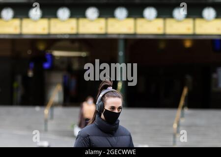 Melbourne, Australien, 21. September 2020. Eine Frau überquert die Straße während der COVID-19 in Melbourne, Australien. Victoria verzeichnete über Nacht nur 11 neue Fälle und zwei Todesfälle, obwohl Premier Daniel Andrews sich weiterhin weigert, die Beschränkungen zu lockern. In der Zwischenzeit leiden die Melbourner unter Lockdown-Müdigkeit, Unternehmen schließen und die psychische Gesundheit leidet unter einem Aufschwung. Kredit: Dave Hewison/Speed Media/Alamy Live Nachrichten Stockfoto