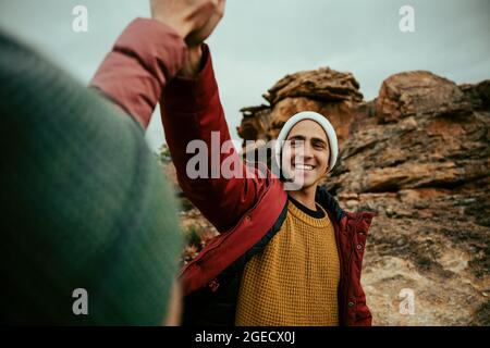 Kaukasischer männlicher Wanderer mit fünf hohen Weibchen nach dem Zelten auf dem Berg Stockfoto