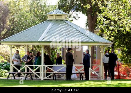 Wangaratta, Australien, 2. Oktober 2020. Eine Gruppe von Freunden sieht sich versammeln, viele tragen keine Masken oder Distanzierungen während der COVID-19 in Wangaratta, Australien. DA die Beschränkungen in der Region Victoria gelockert werden, haben Unternehmen nach einigen der strengsten und unnötigsten Sperren der Welt Schwierigkeiten, sich zu erholen. Kredit: Dave Hewison/Speed Media/Alamy Live Nachrichten Stockfoto