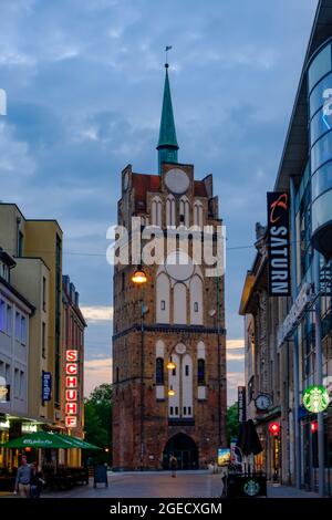 rostock, deutschland, 12. juli 2021, Turm kroepileiner Tor in der Altstadt Stockfoto