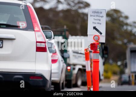 Melbourne, Australien, 6. Oktober 2020. Autos stehen auf dem mobilen Testgelände im Kilmore Hospital an, wo die Bewohner gebeten wurden, sich während eines Ausbruchs in der Stadt während der COVID-19 in Kilmore, Australien, sofort testen zu lassen. Ein Ausbruch, der in Chadstone in Melbourne begann, hat sich bis Benalla ausgebreitet. Achtundzwanzig Menschen, die mit dem Ausbruch in Verbindung stehen, haben nun einen positiven COVID-19-Test durchgeführt. Es gibt jetzt zwei bestätigte Fälle in Kilmore mit einem Melbourne Resident, der das Virus in die Stadt getragen verbunden. Die Person besuchte das Odd Fellows Cafe in Kilmore, was dazu führte, dass er das Virus auf A s verbreitete Stockfoto