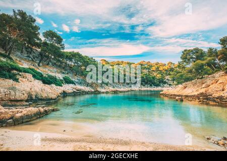 Calanques, Cote de Azur, Frankreich. Schöne Natur von Calanques an der azurblauen Küste Frankreichs. Calanques - eine tiefe Bucht, die von hohen Klippen umgeben ist Stockfoto