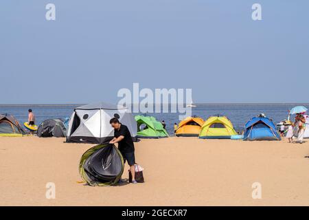 Die Leute genießen ihre Campingzeit am Strand. Stockfoto